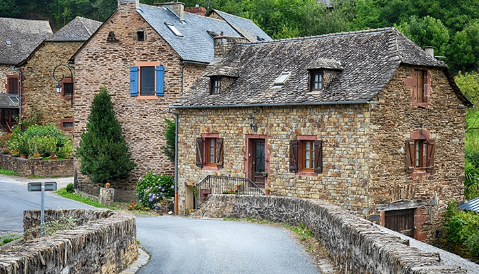 L'immeuble édifié sur une parcelle commune jouxtant un terrain propre est-il un bien propre?